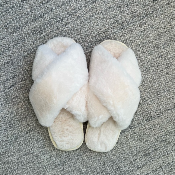 Slippers - brand new never worn - Picture 1 of 6